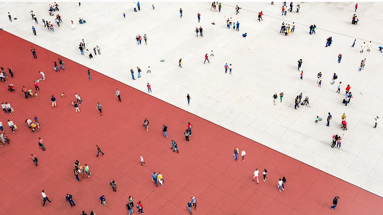 Crowds crossing lines 782x440